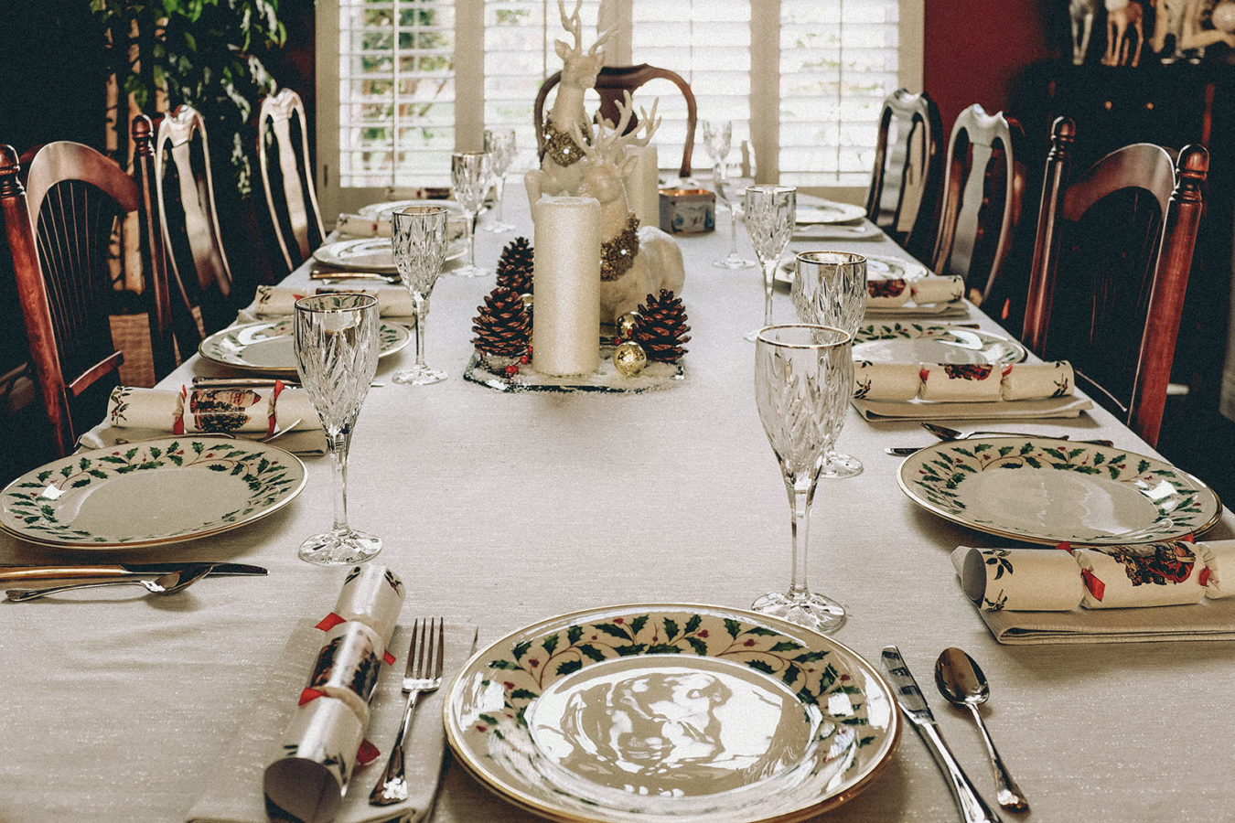 christmas dining tabel set in a home